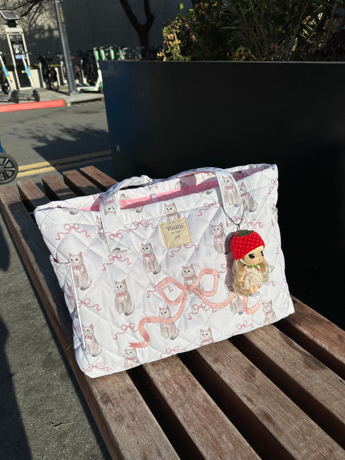Cat with big bow tote bag